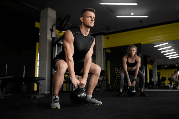 entrenamiento de sentadillas con pesas rusas