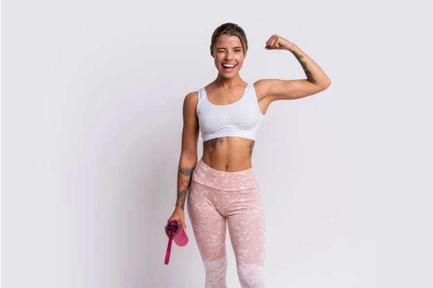 mujer entrenando con ropa deportiva