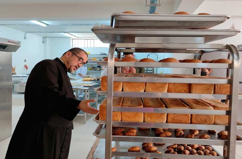  Padre Omar Sánchez inaugura escuela de panadería y pastelería para capacitar a jóvenes