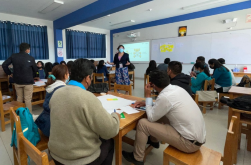  Capacitan a maestros de Ayacucho y Huancavelica en Emprendimiento, Innovación y habilidades socioemocionales.