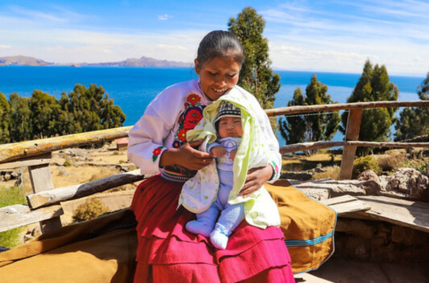  Bebé nacido en la PIAS Lago Titicaca crece fuerte y sano en la isla Amantaní. 