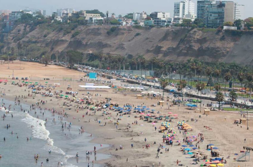  Más de dos horas de exposición al sol podrían causar problemas visuales