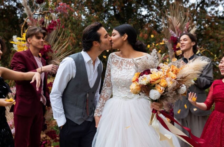  Cuatro accesorios que elevarán tu outfit en una boda de día