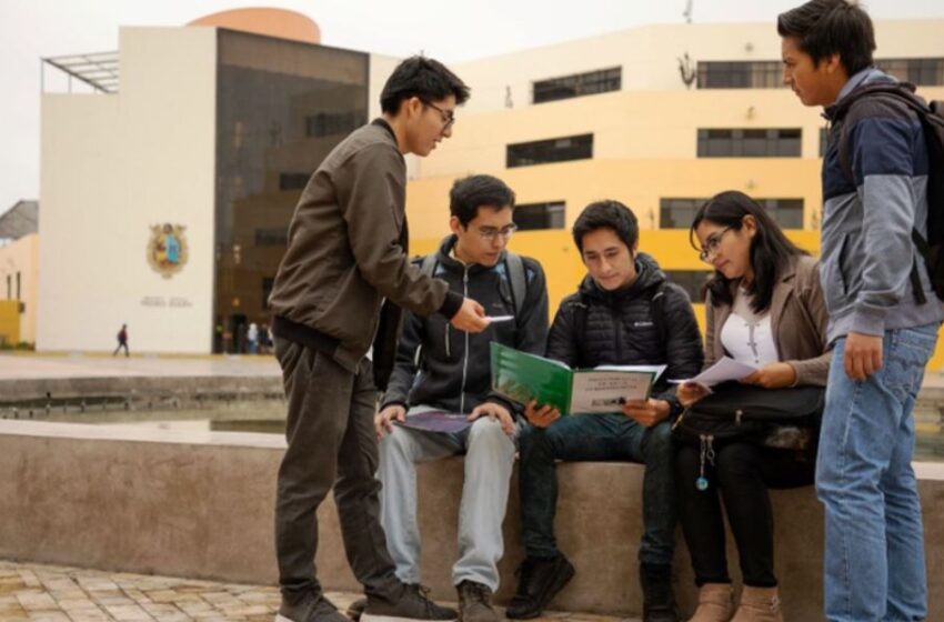  4 de cada 10 estudiantes universitarios están dispuestos a gastar el 100% del salario mínimo para poder estudiar en el Perú