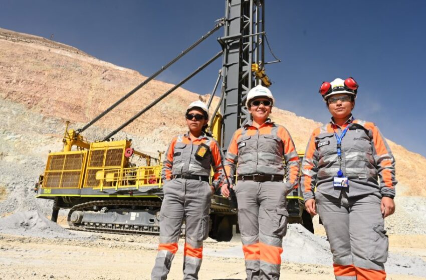  Día Internacional de la Mujer: Mujeres lideran proceso de perforación y voladura en la mina Quellaveco.