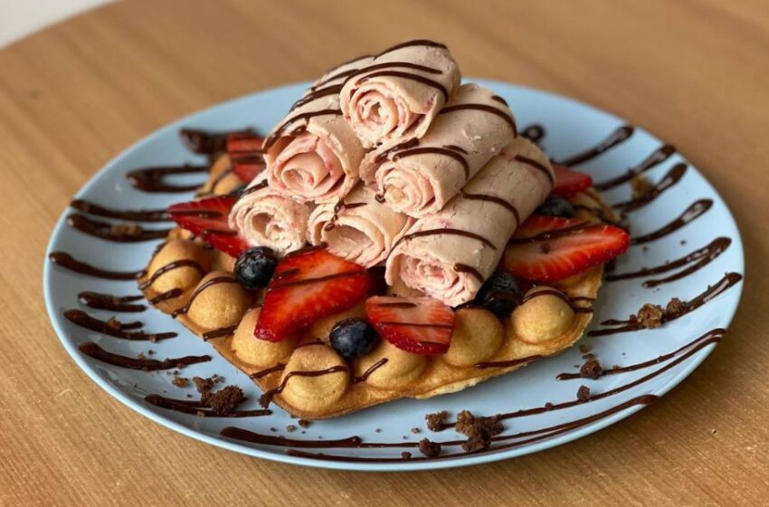  CELEBRA EL DÍA MUNDIAL DEL WAFFLE EN ENROLADOS CON TOPPING GRATIS