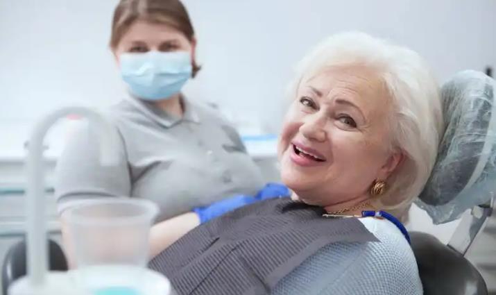  Muestra una sonrisa estética conservando la dentadura natural