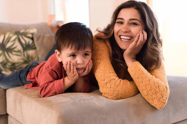  DÍA DE LA MADRE: EL COSTO DE SER UNA MADRE SOLTERA EN EL PERÚ