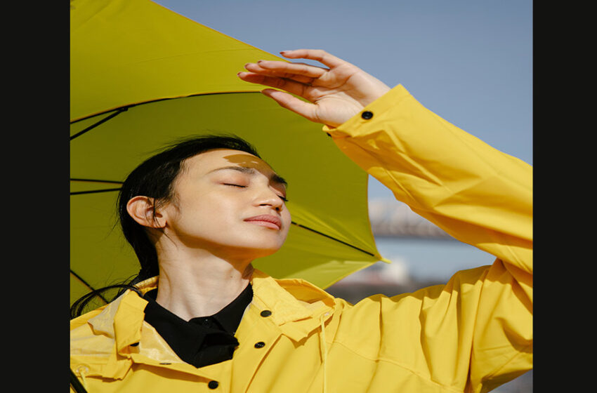  No hay que confiar en el maquillaje con filtro solar o en los paraguas para protegerse de los rayos dañinos del sol, dice una experta de Cleveland Clinic