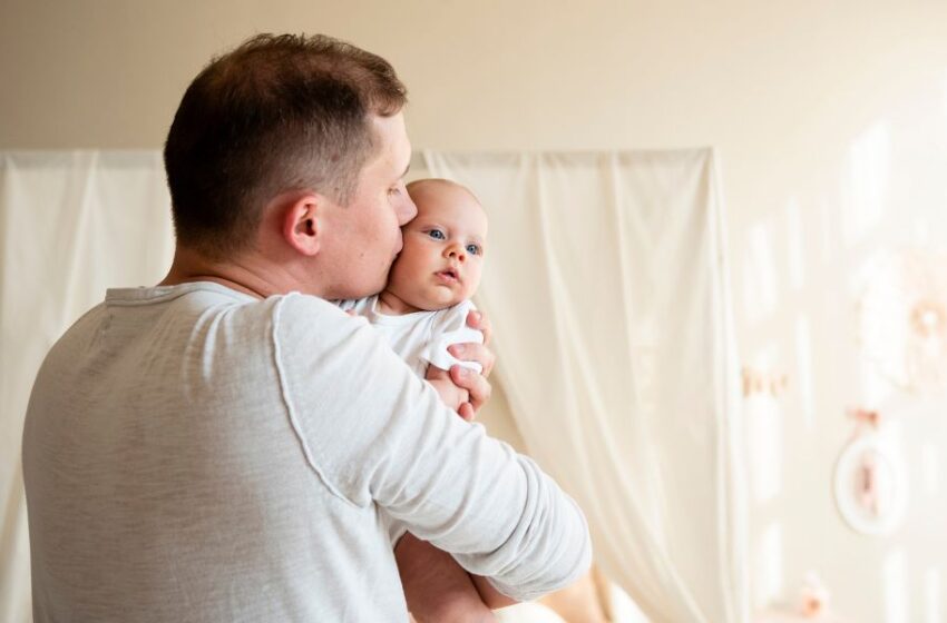  Licencia por paternidad: Conoce el impacto positivo en la salud mental de los padres 