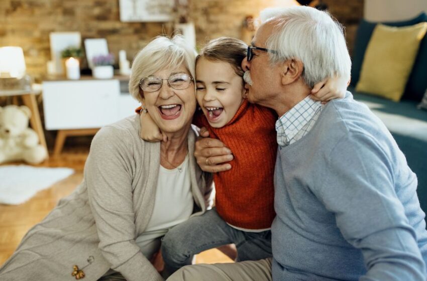  Día de los Abuelos: ¿Qué rol clave cumplen en la crianza de los nietos?