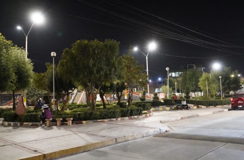  Iluminación led resalta la belleza del parque de los puentes colgantes en el tambo