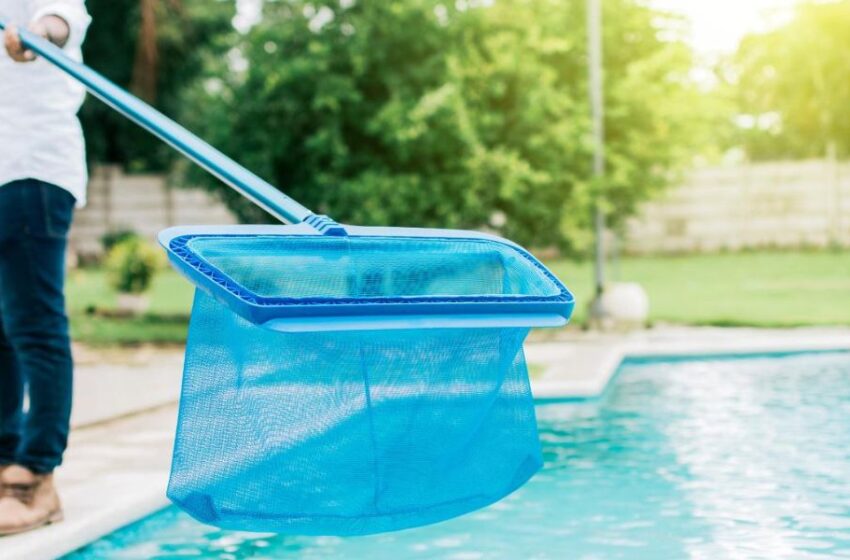  Guía básica para limpiar una piscina y mantenerla todo el año