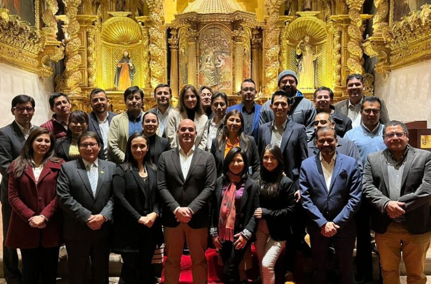  Belmond y PeruRail refuerzan su compromiso con el turismo sostenible en cena para guías turísticos en Cusco