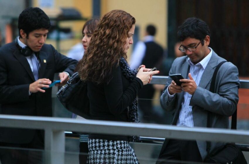  El 50% de peruanos siente ansiedad cuando se aleja de su celular