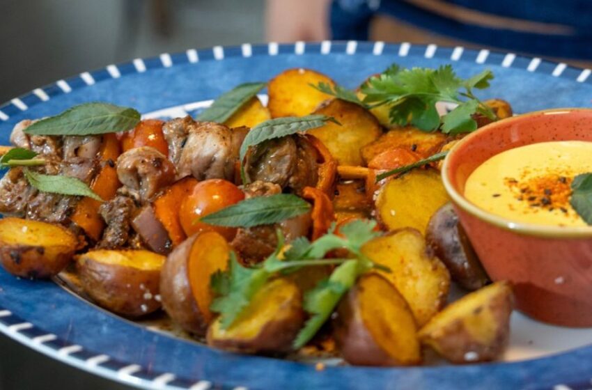  Disfruta del clásico del Pacífico con sabor peruano: brochetas de lomo saltado con ají pollero